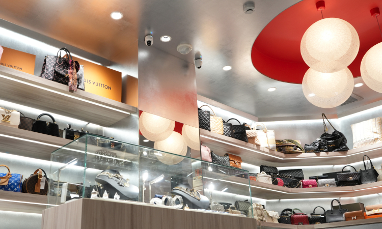 BRING：RED 新宿東口店